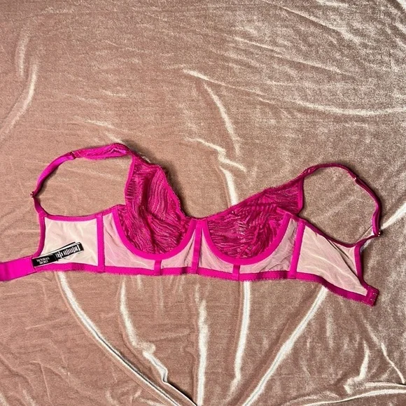 VERY cute, hot pink, Victoria’s Secret bra - Picture 3 of 4